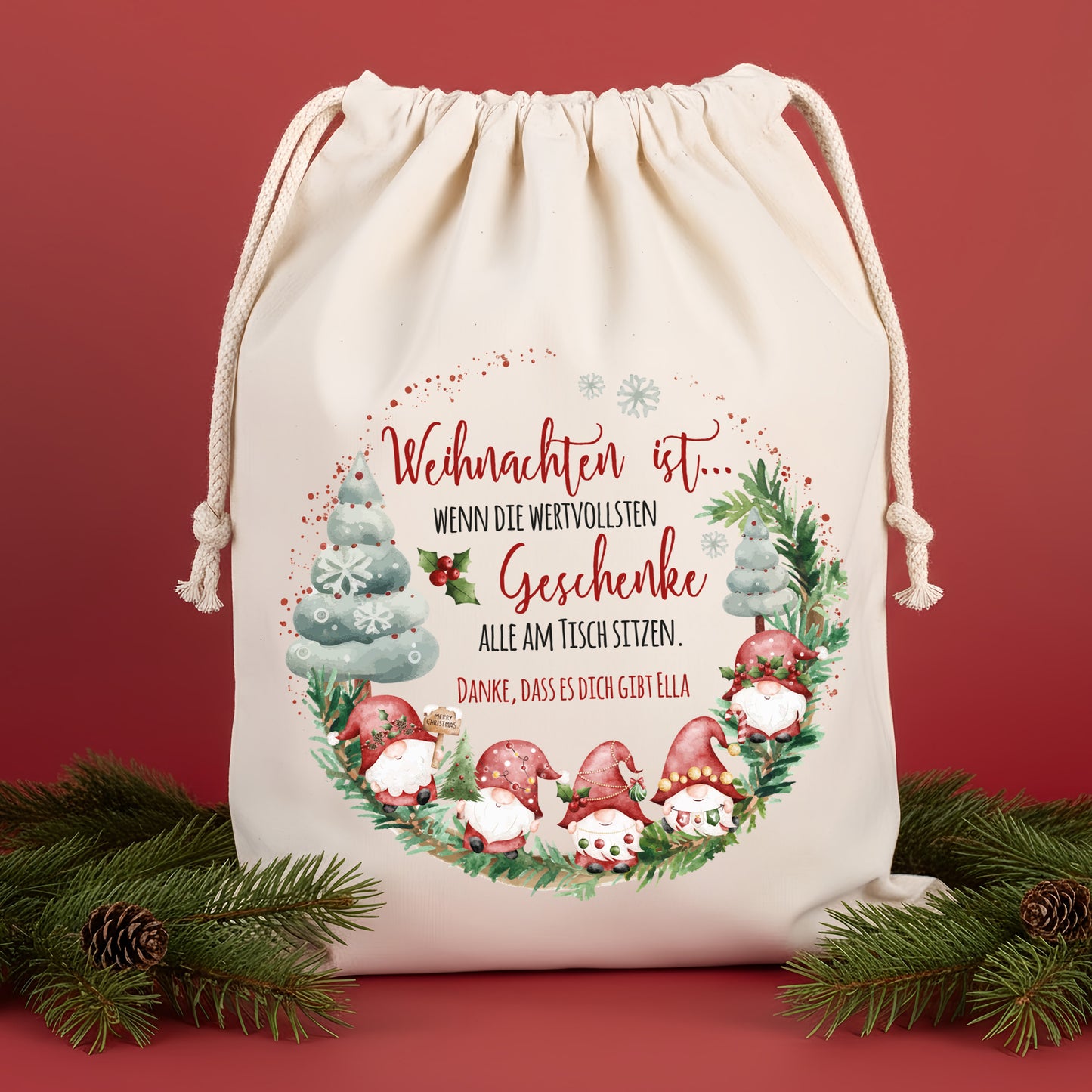 Geschenkbeutel in mittlerer Größe mit festlichem Motiv und Tannenzweigen auf rotem Hintergrund