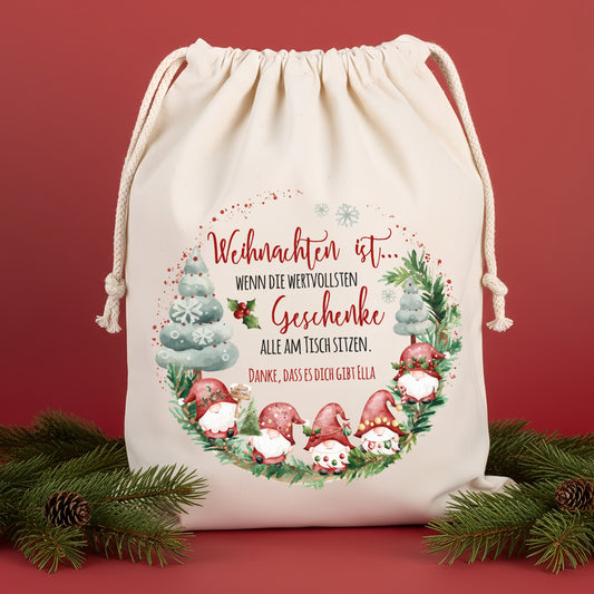 Geschenkbeutel in mittlerer Größe mit festlichem Motiv und Tannenzweigen auf rotem Hintergrund