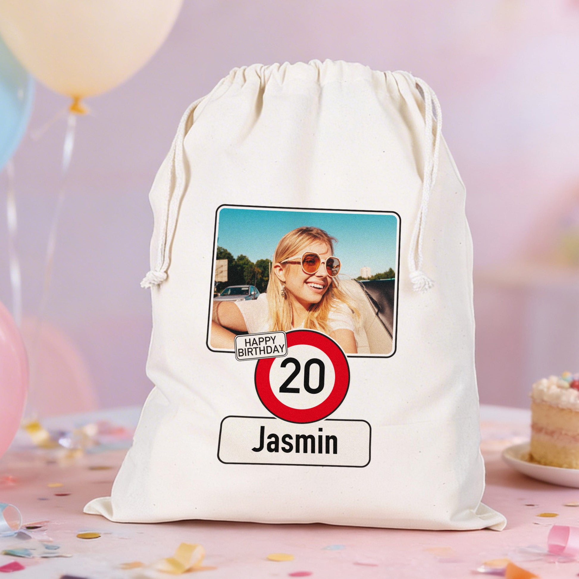 Geschenksack mit Foto und Verkehrsschild-Design „20 Jasmin“ auf Geburtstagstisch