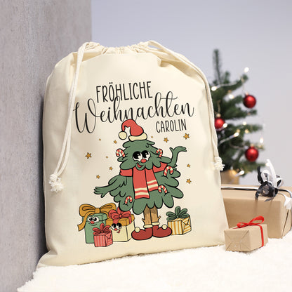 Personalisierter Weihnachts Geschenksack mit Name Carolin vor Weihnachtsbaum und Geschenken