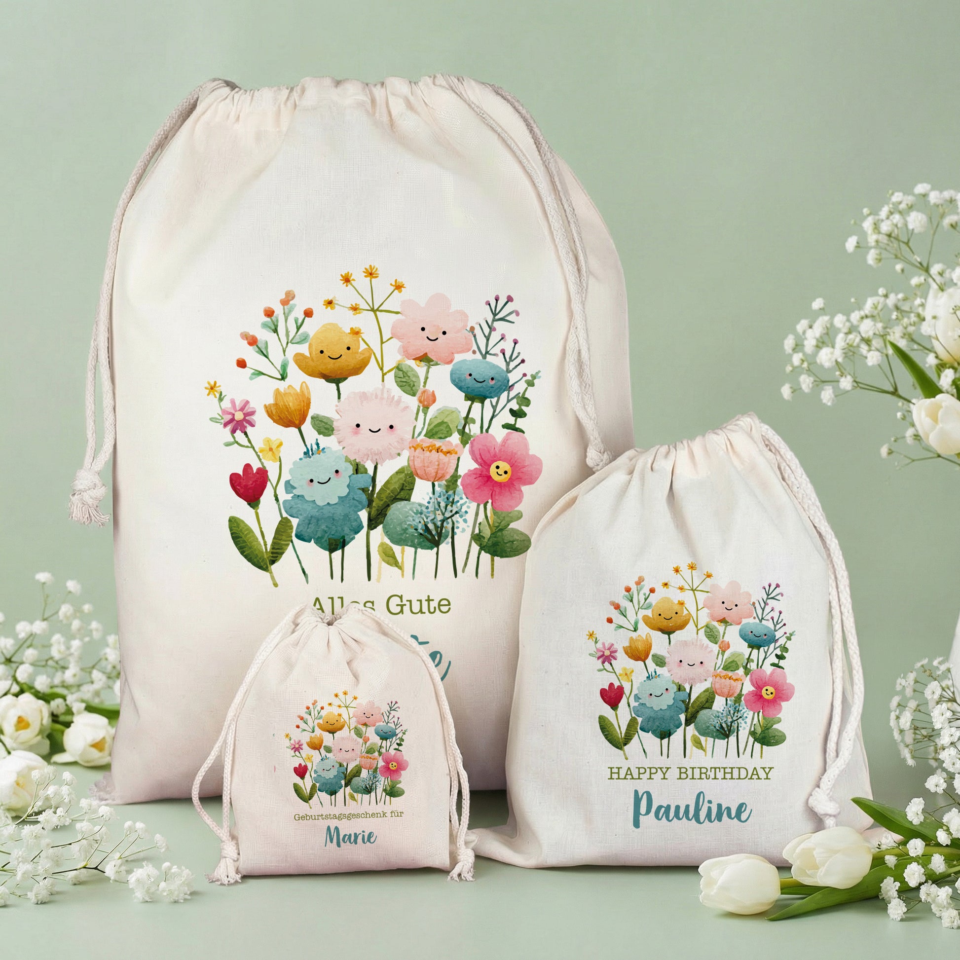 Drei personalisierte Geschenksäcke in verschiedenen Größen mit Blumenmotiv im Vergleich