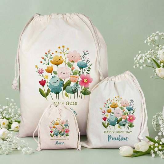 Drei personalisierte Geschenksäcke in verschiedenen Größen mit Blumenmotiv im Vergleich