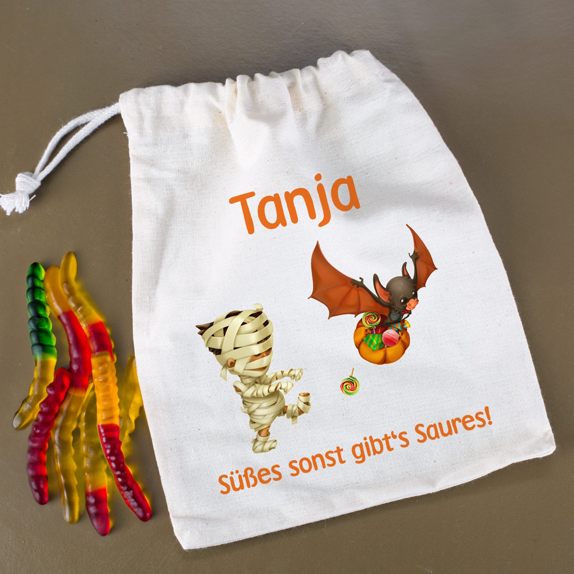 Jutesack auf braunem Hintergrund mit Halloweenmotiv und Gummitiere