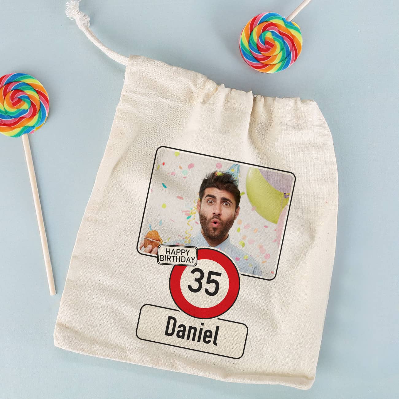 Geschenkverpackung zum Geburtstag mit Verkehrszeichen, Foto, Alter & Name