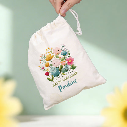 Personalisierter Stoffbeutel mit „Happy Birthday Pauline“ wird in der Hand gehalten
