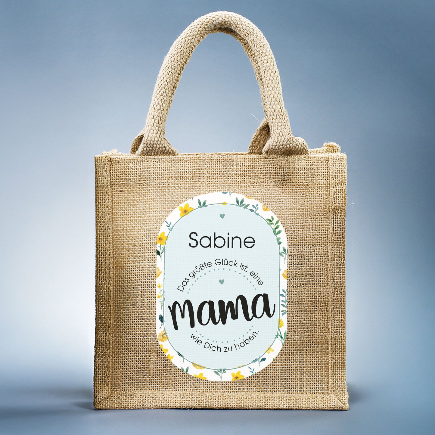 Personalisierbare Jute-Geschenktasche für Mama frontal fotografiert auf grauem Hintergrund
