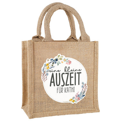 Personalisierte Geschenktasche aus Jute "eine kleine Auszeit" freigestellt auf weißem Hintergrund