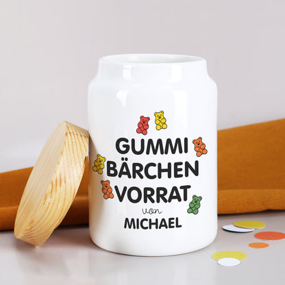 Geöffnete Keramik-Vorratsdose „Gummibärchen Vorrat von Michael“ mit abgenommenem Holzdeckel