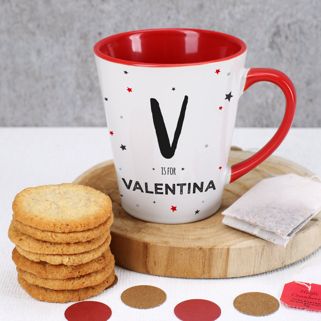 Personalisierte Tasse mit großer Initiale, Wunschnamen & bunten Sternen