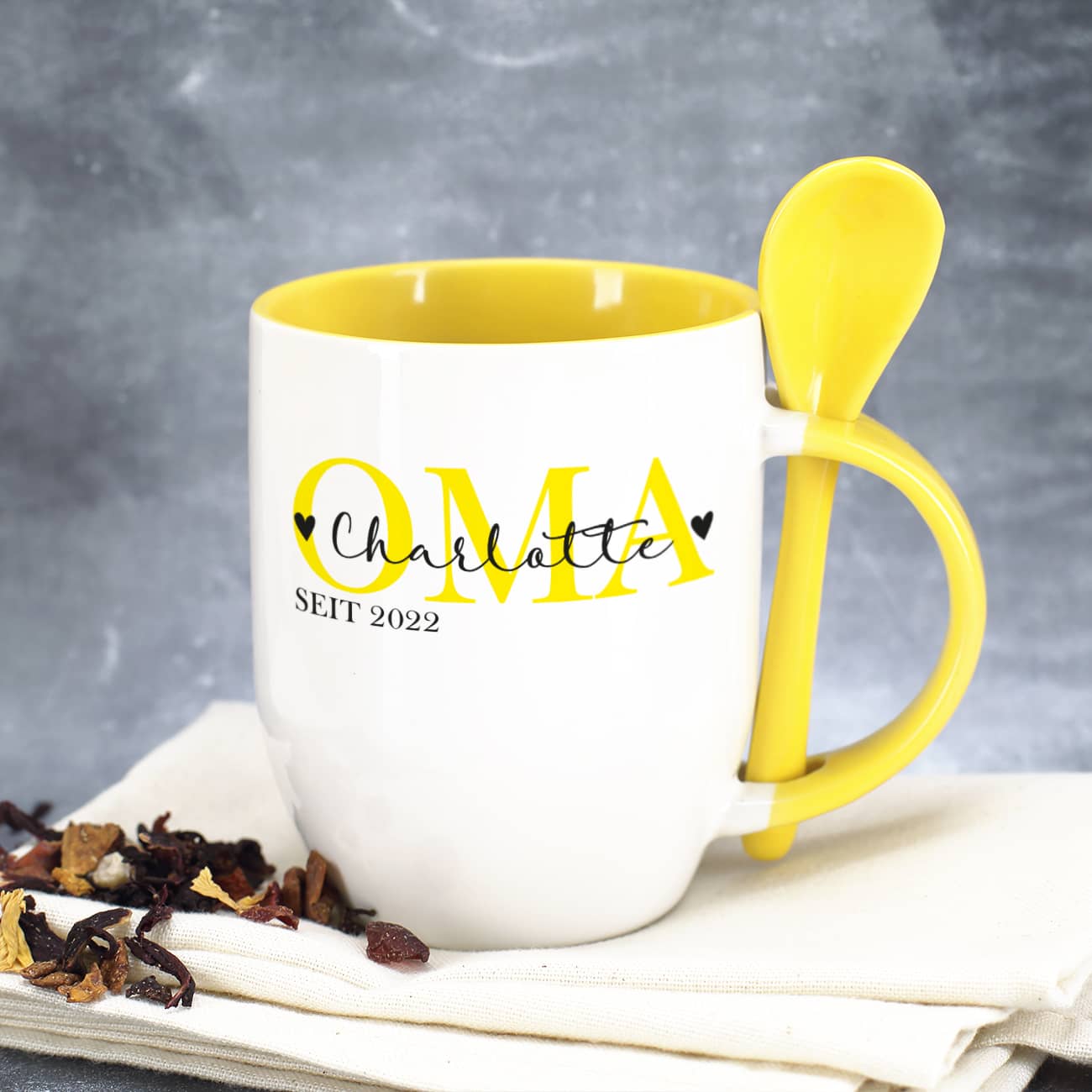 Gelbe Löffeltasse mit Oma seit - Motiv personalisiert mit Text und Jahr