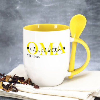 Gelbe Löffeltasse mit Oma seit - Motiv personalisiert mit Text und Jahr