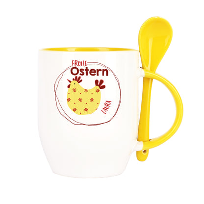 Freigestellte Löffeltasse zu Ostern mit Name Laura, gelbem Löffel und Huhn-Motiv auf weißem Hintergrund
