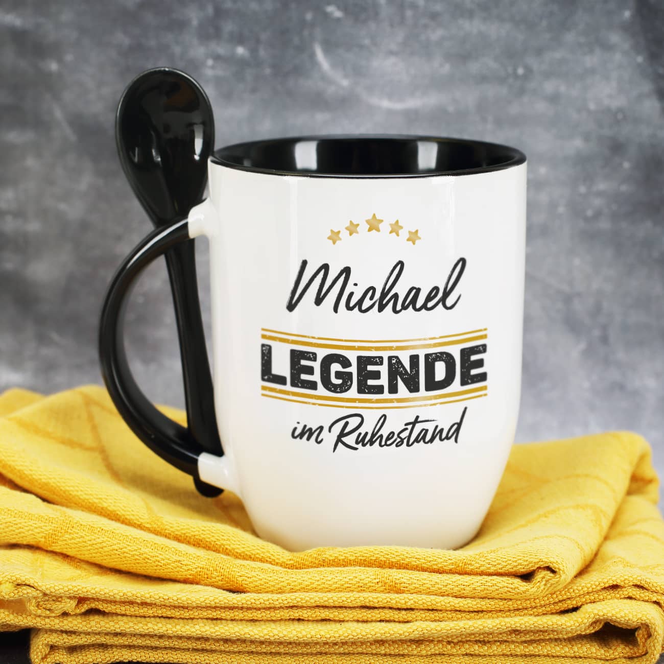 Schwarze Löffeltasse als cooles Geschenk zur Rente