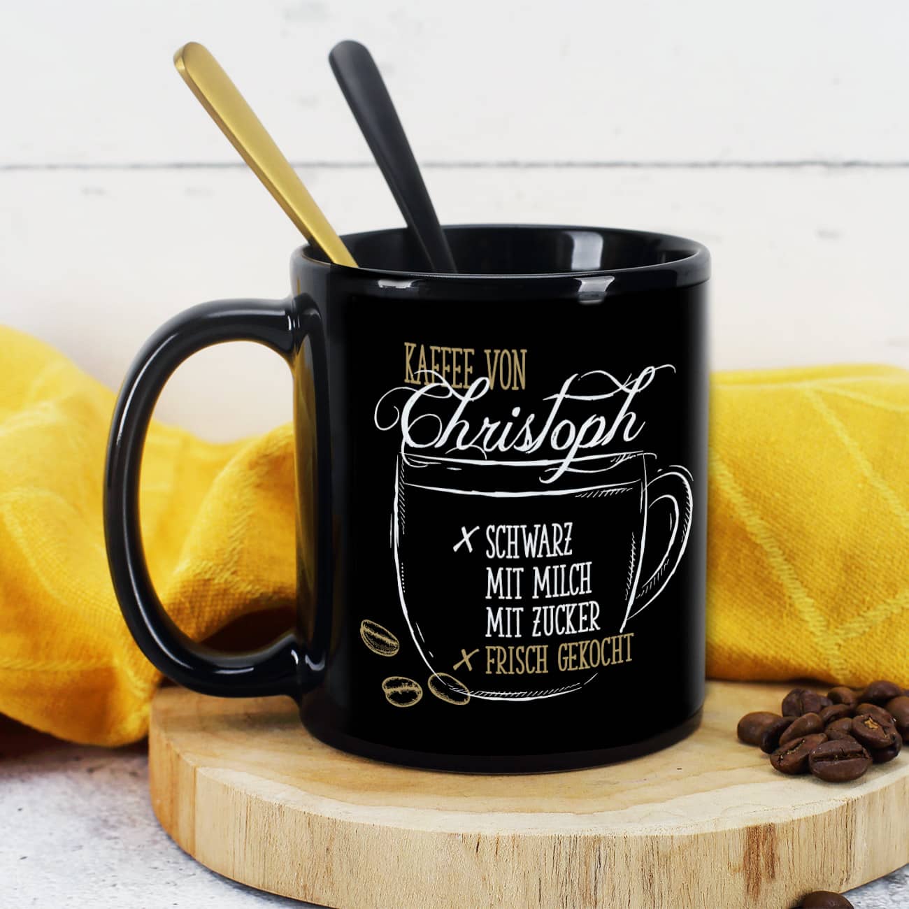 "Kaffee von" - Schwarzer Kaffeebecher mit Name und Text
