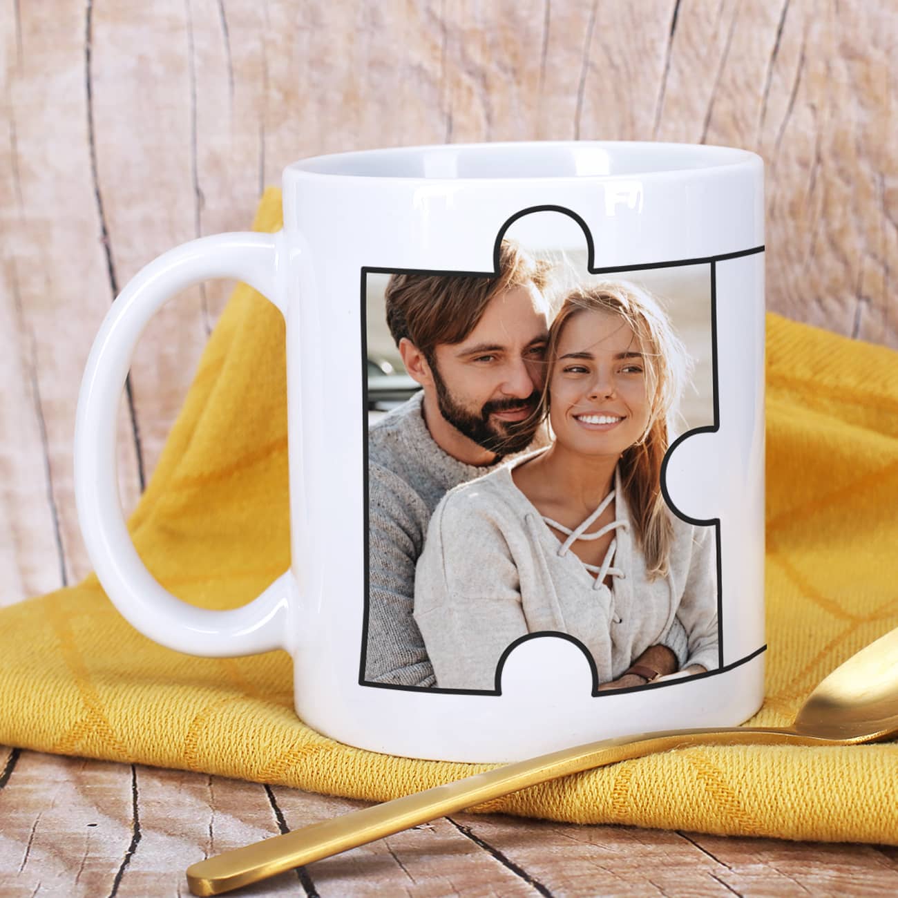 Zwei Fotos und Namen nach Wunsch auf weißer Keramiktasse