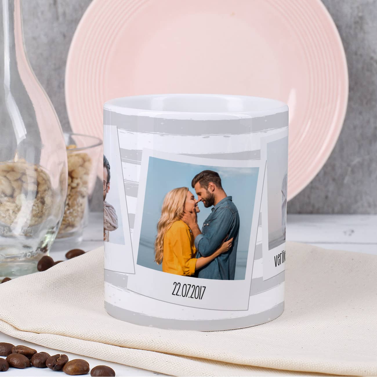 mit ihren 3 Lieblingsfotos und Wunschtext bedruckte Tasse
