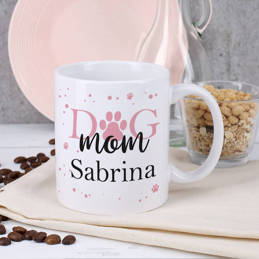 Weiße Keramiktasse Dog Mom mit persönlichem Wunschnamen versehen