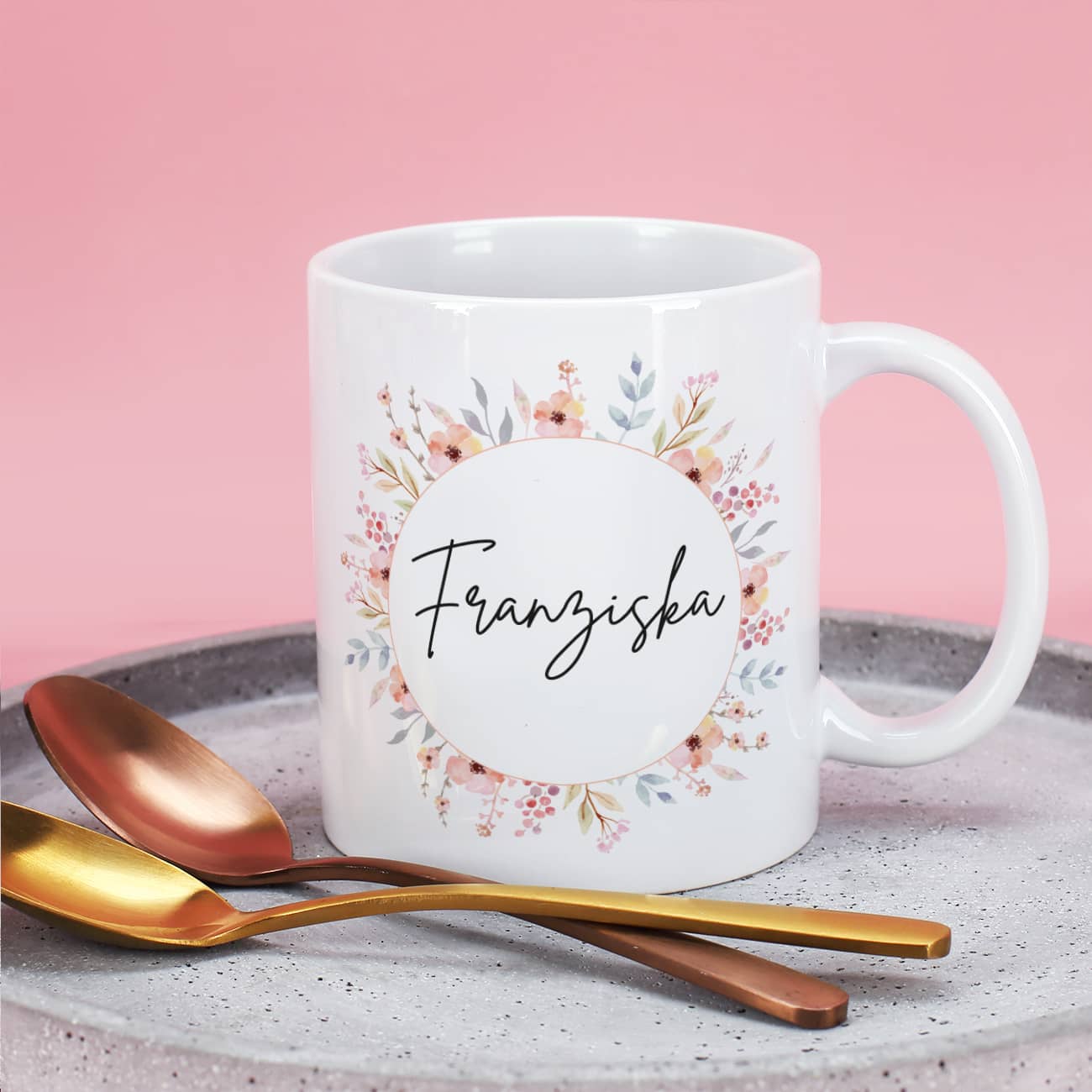 Keramiktasse mit Name und Blumenkranz bedruckt