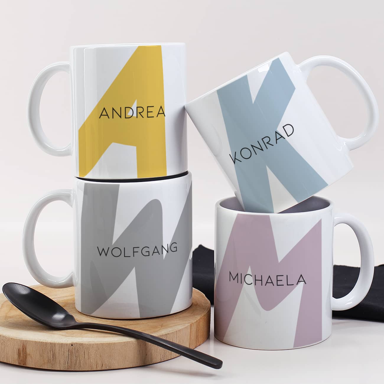 Moderne Monogrammtasse in verschiedenen Farben