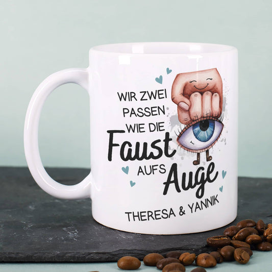 Wir zwei passen wie die Faust aufs Auge - Tasse mit Ihren Wunschnamen