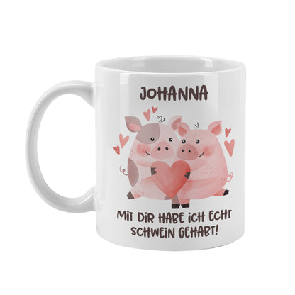 Freigestellte Tasse mit Schweinchen-Motiv und Name „Johanna“, von vorne fotografiert