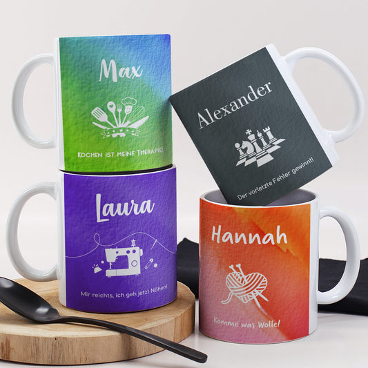 Verschiedene Farbvarianten der Hobby-Tasse nebeneinander dargestellt – mit verschiedenen Designs.
