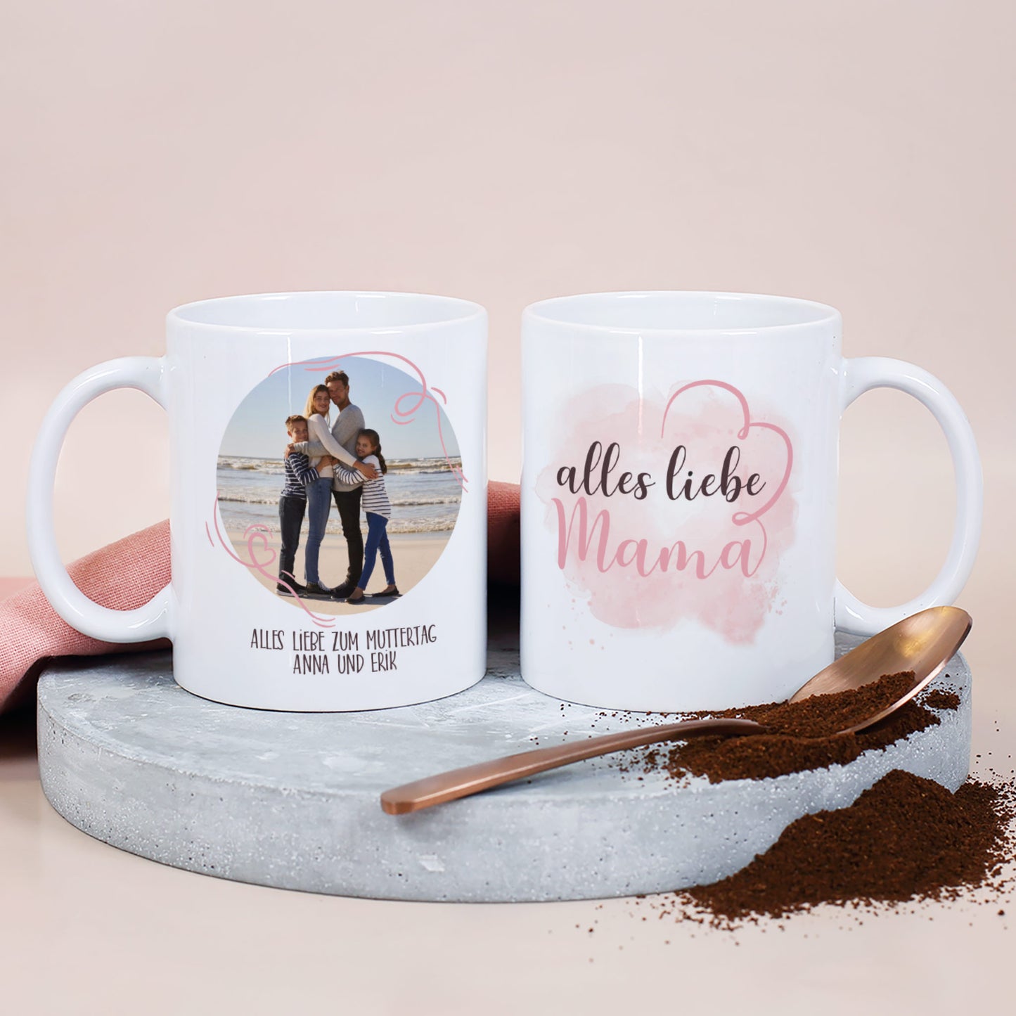 Zwei Seiten der Fototasse: „Alles Liebe Mama“-Spruch & Rückseite mit Foto und Text – auf Betonplatte dekoriert
