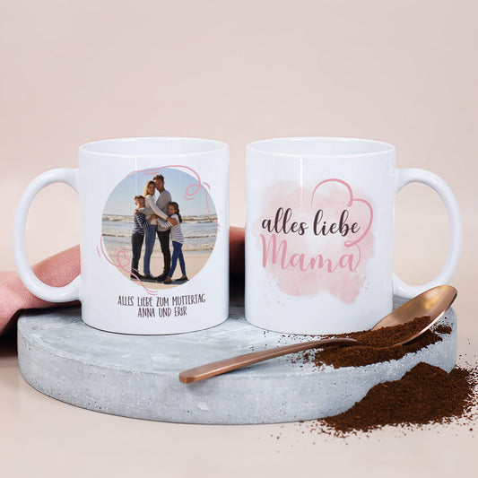 Zwei Seiten der Fototasse: „Alles Liebe Mama“-Spruch & Rückseite mit Foto und Text – auf Betonplatte dekoriert