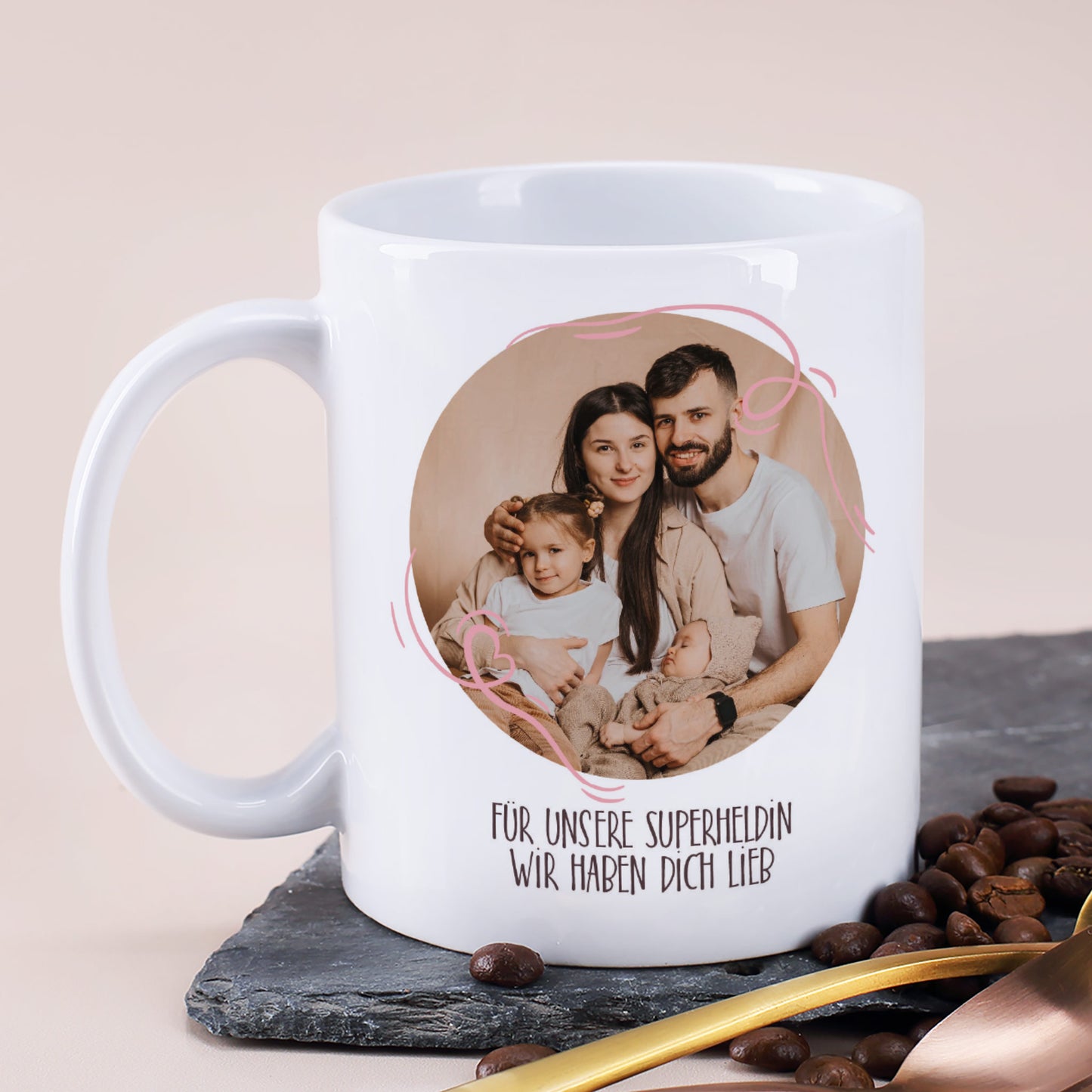 Individuell bedruckte Tasse mit Familienfoto und Text „Für unsere Superheldin – wir haben dich lieb“ auf Steinunterlage