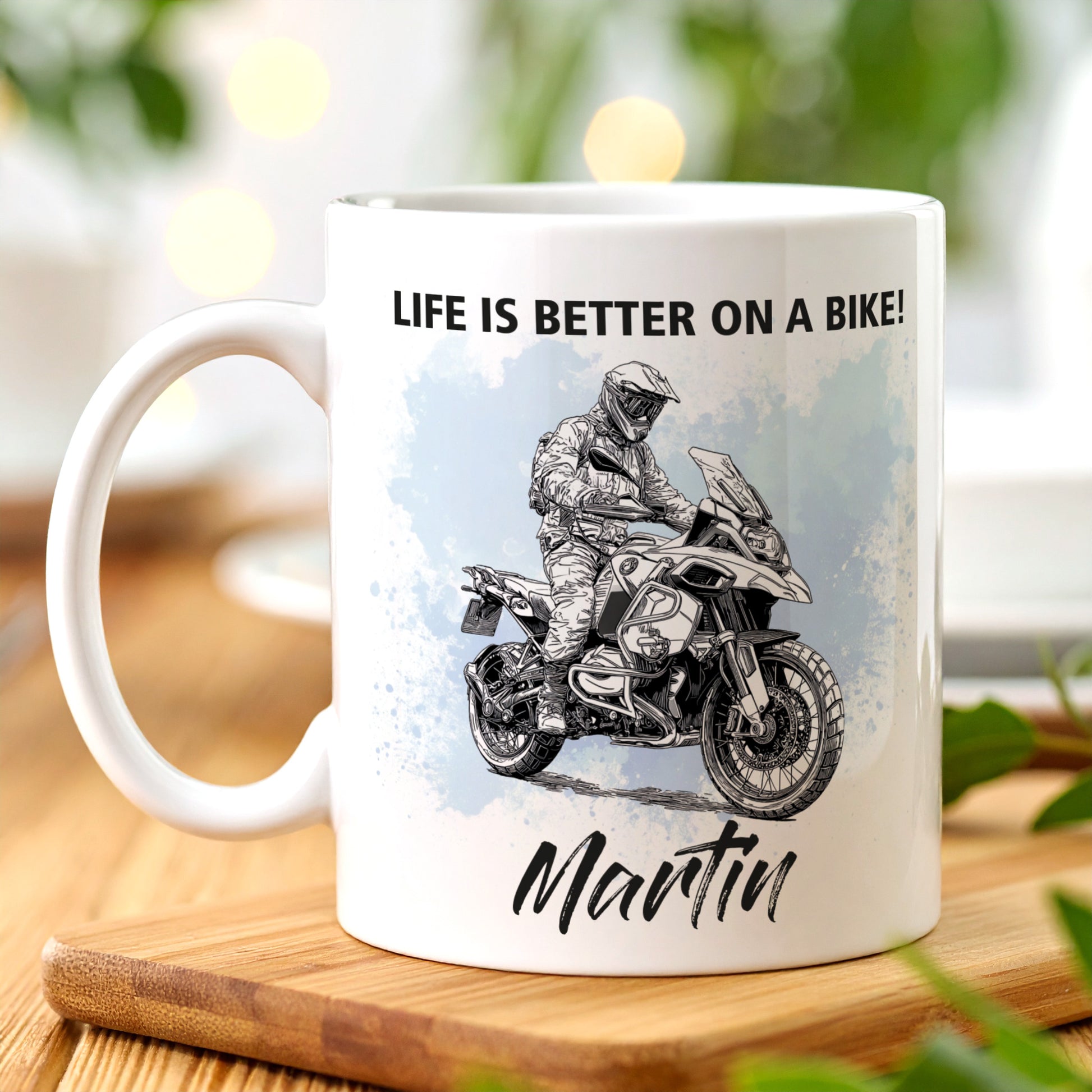 Weiße Keramiktasse mit Adventure Enduro Bike, Text "Life is better on a bike!" und Name Martin, personalisiert und beidseitig bedruckt
