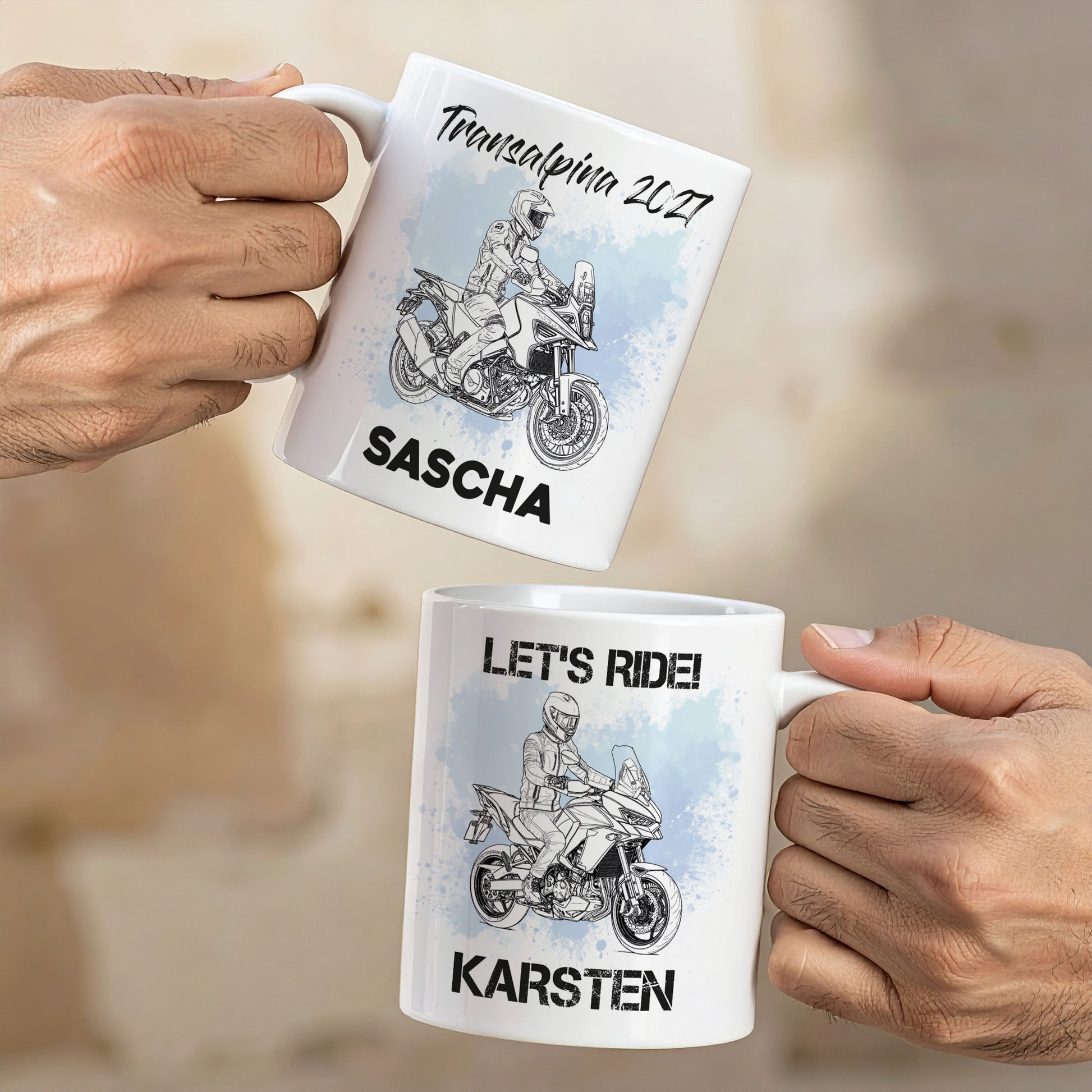 Zwei personalisierte Adventure Motorrad-Tassen mit Enduro Design, Namen Sascha und Karsten, mit Texten "Transalpina 2027" und "Let’s ride!", beidseitig bedruckt