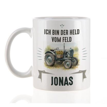 Retro-Traktor-Tasse mit der Aufschrift „Ich bin der Held vom Feld“ und Name Jonas, auf weißem Hintergrund