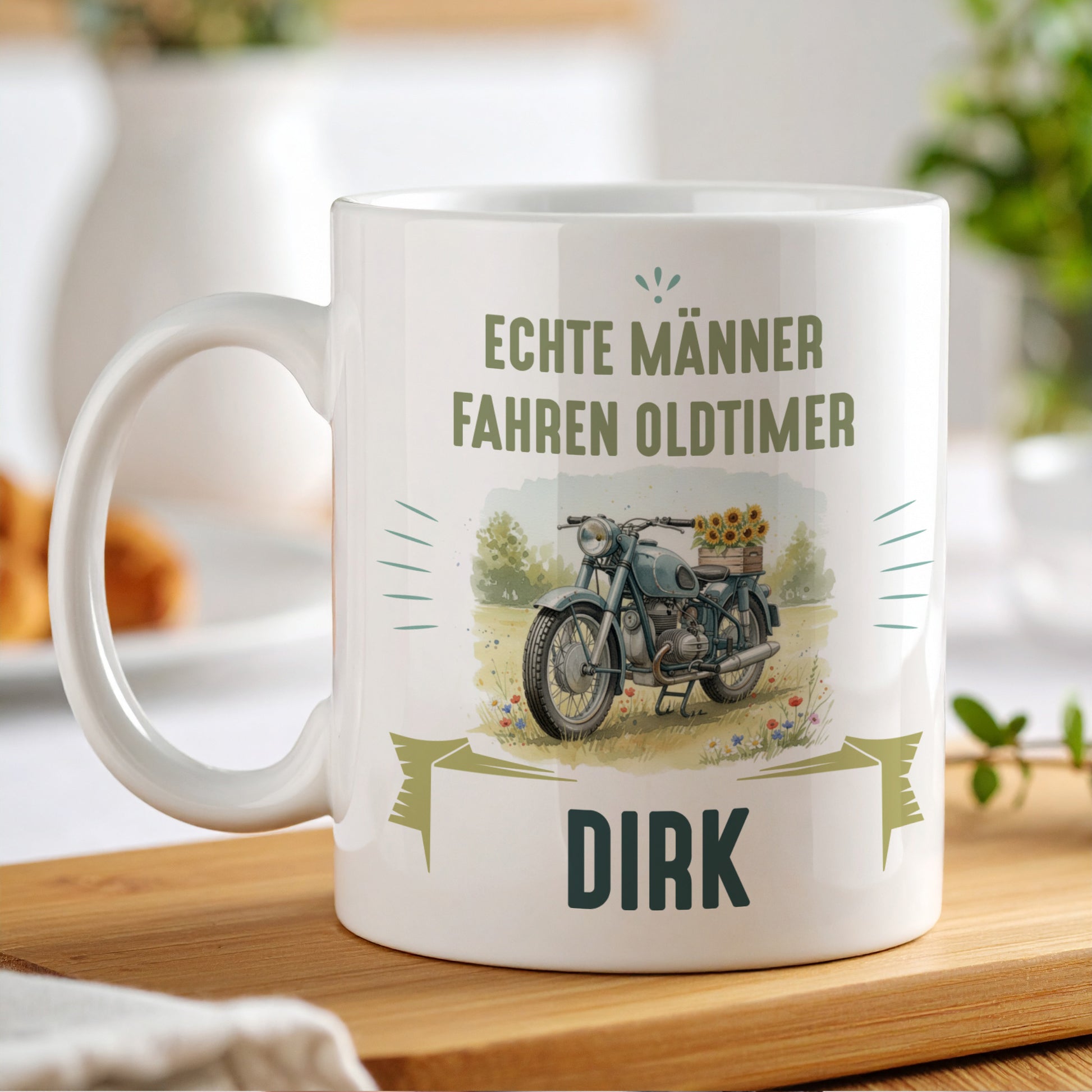 Personalisierte Kaffeetasse mit Oldtimer-Motorrad und Name Dirk, Spruch "Echte Männer fahren Oldtimer"