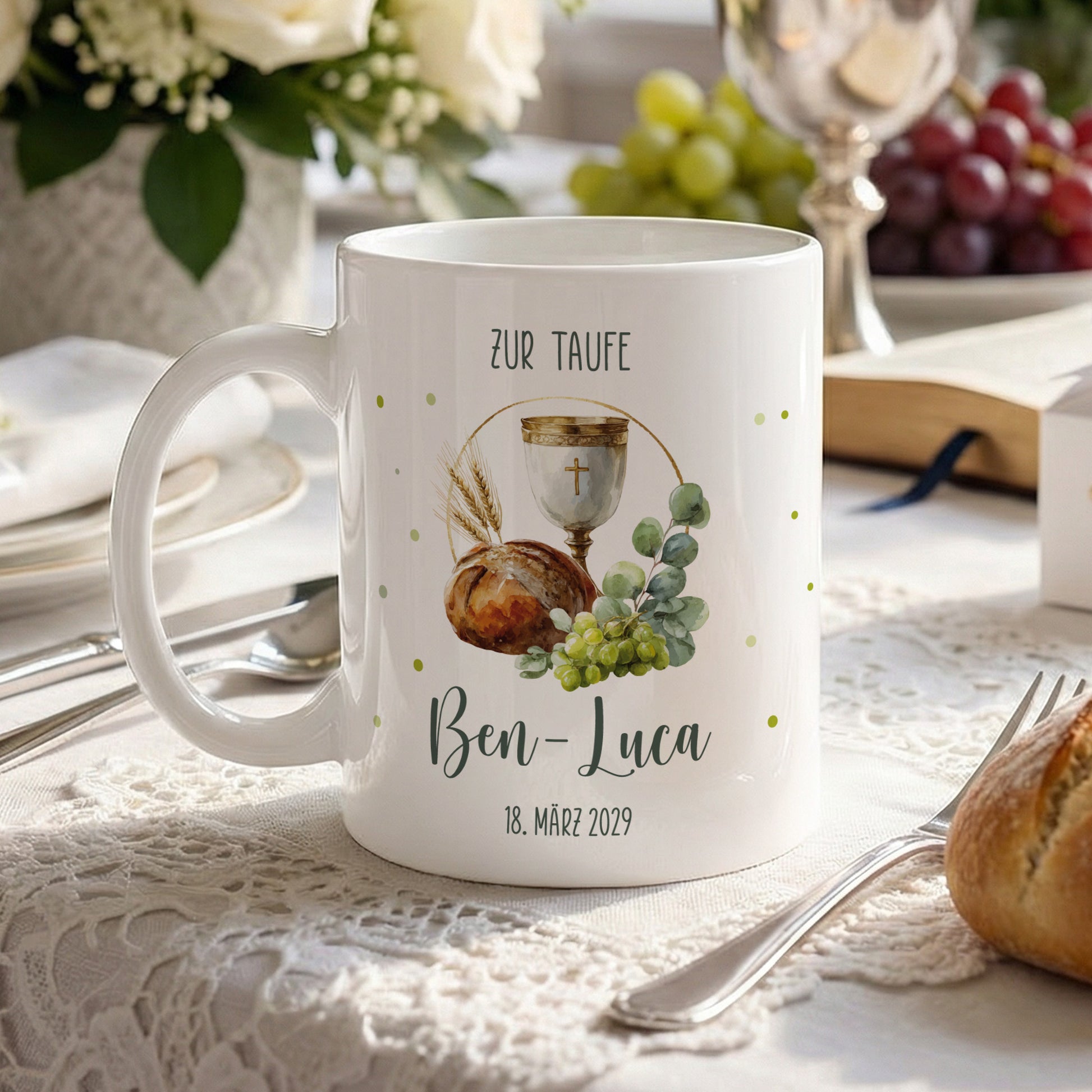 Personalisierte Erinnerungstasse zu Taufe, Kommunion oder Firmung auf festlich gedecktem Tisch