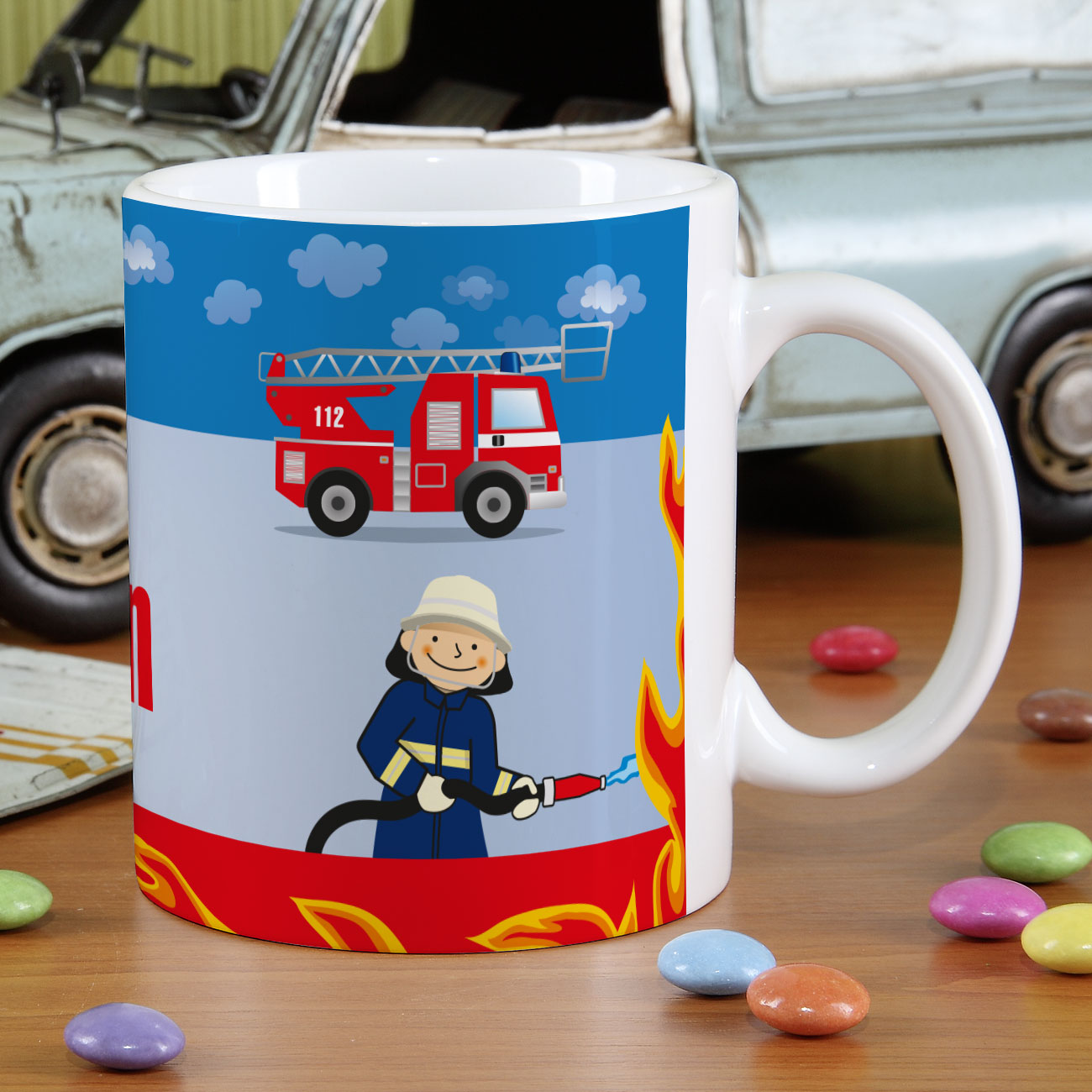 Umlaufend bedruckte Keramiktasse mit Feuerwehr, Feuerwehrmann und Flammen