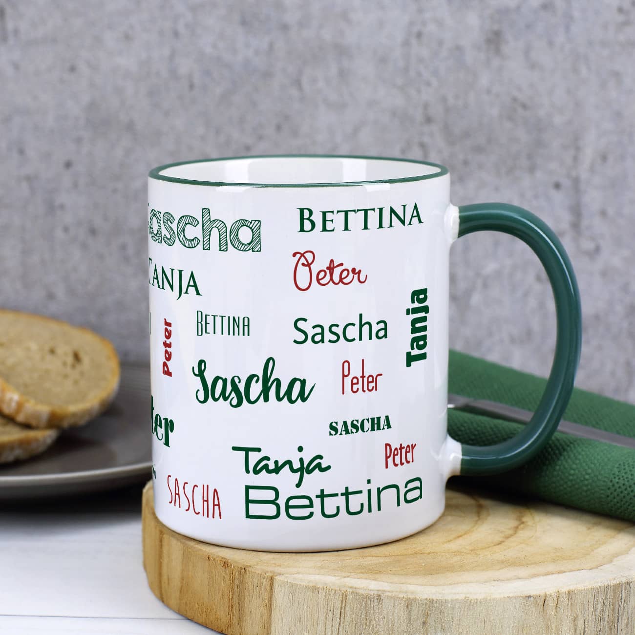 Vier Namen - Familientasse mit dunkelgrünem Rand und Henkel