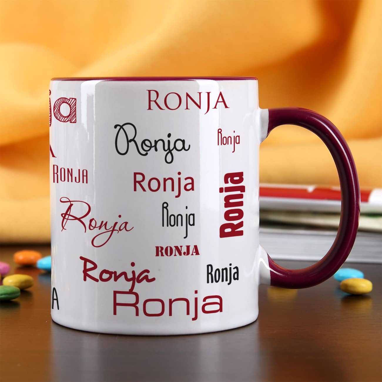 Namenstasse mit verschiedenen Schriftarten in dunkelrot