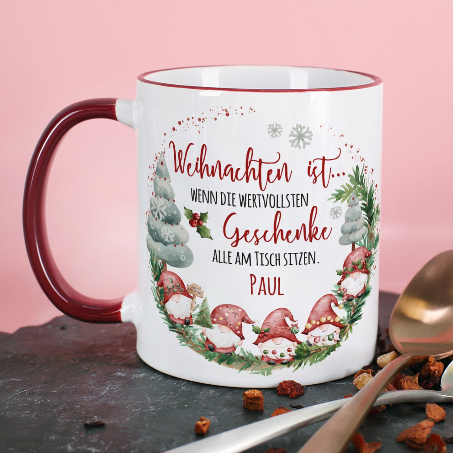 Weihnachtstasse mit Wichteln und personalisiertem Namen Paul auf Tisch mit Löffel