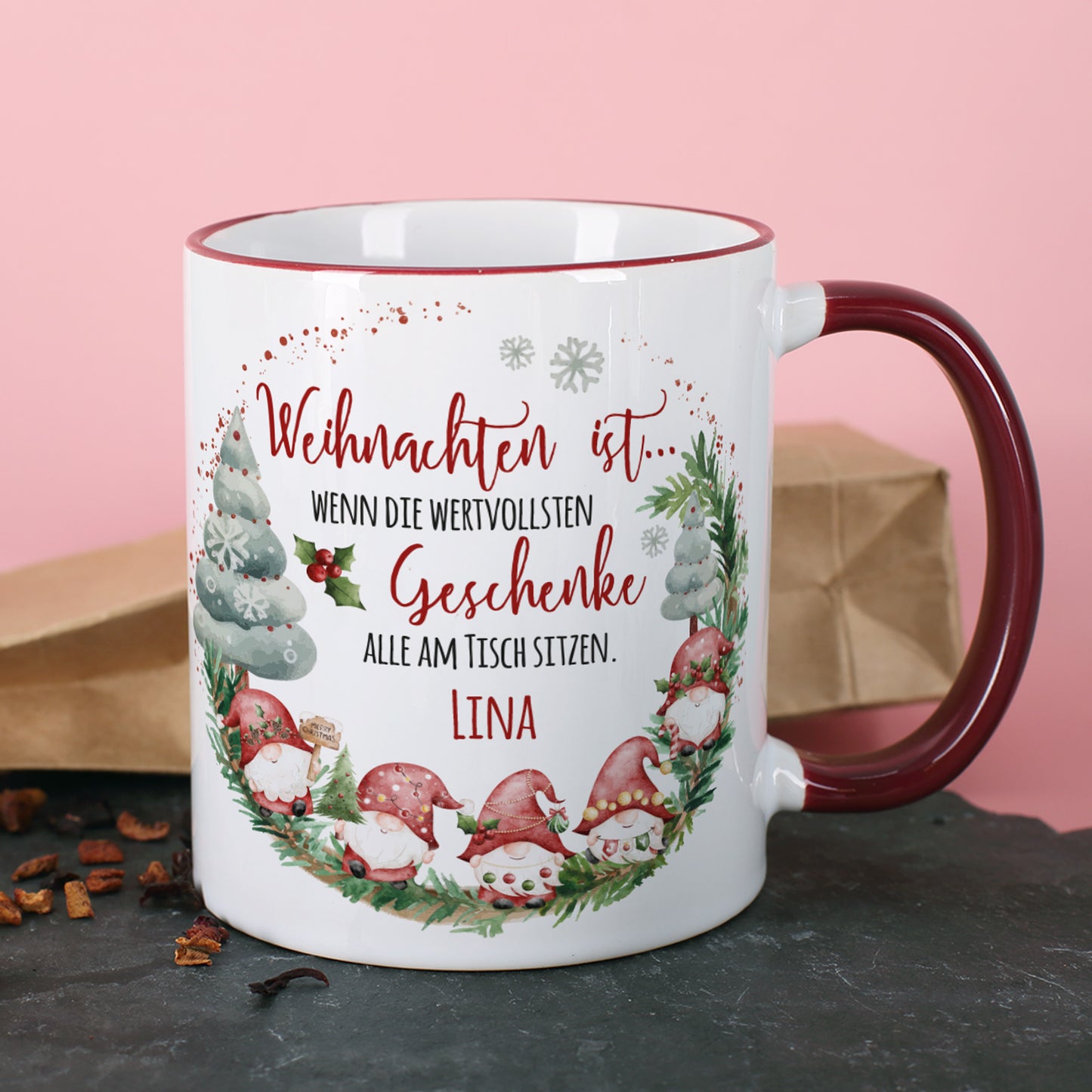 Tasse mit dunkelrotem Henkel und Aufdruck „Weihnachten ist…“, personalisiert mit Lina