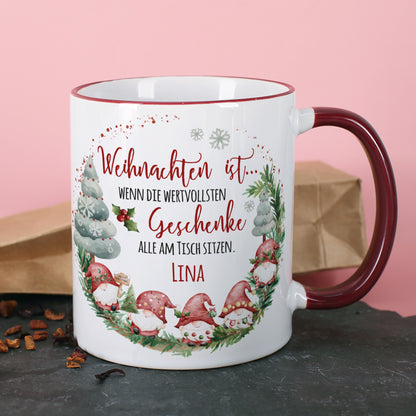 Tasse mit dunkelrotem Henkel und Aufdruck „Weihnachten ist…“, personalisiert mit Lina