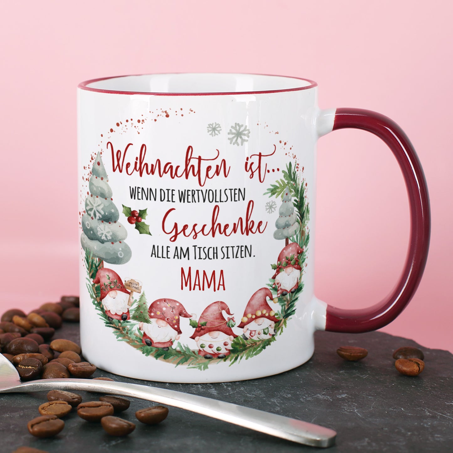 Festliche Tasse mit Wichteln und Name Mama, Weihnachtsmotiv im Detail