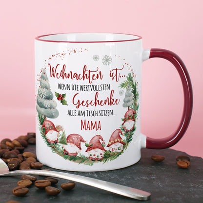 Festliche Tasse mit Wichteln und Name Mama, Weihnachtsmotiv im Detail