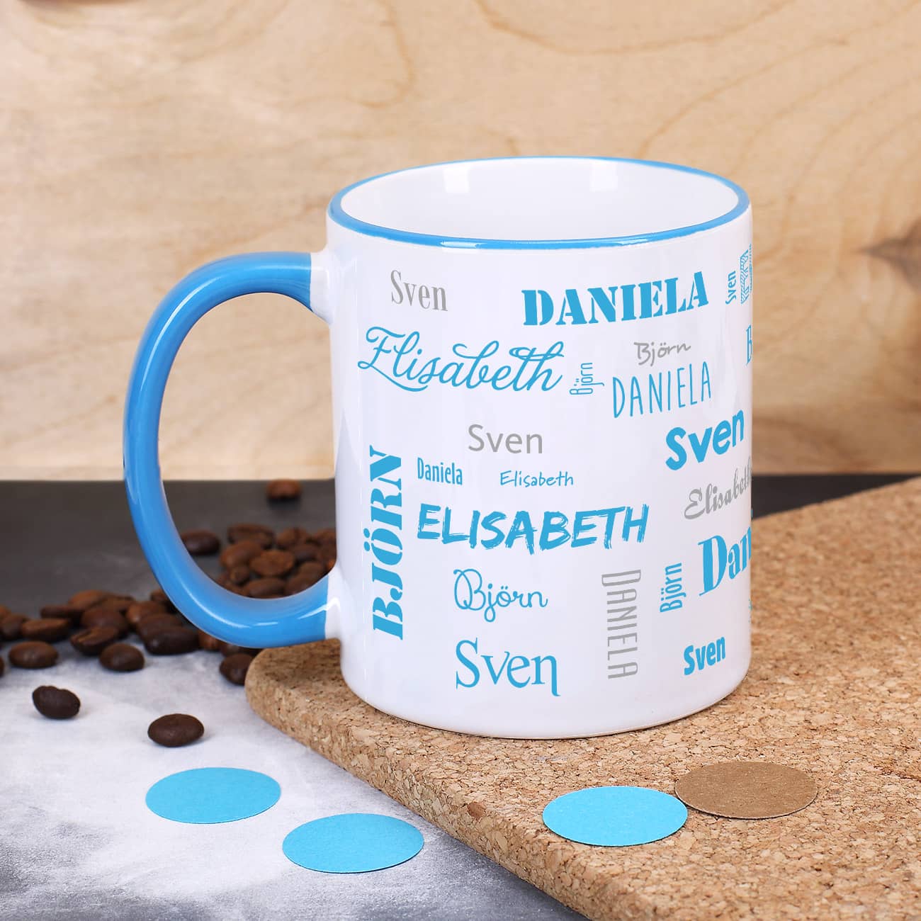 Vier Namen - Familientasse mit hellblauem Rand und Henkel