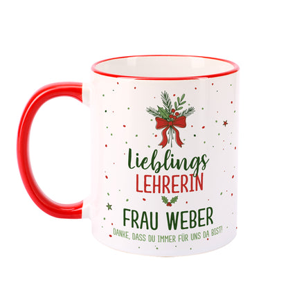 Keramiktasse zu Weihnachten mit Schriftzug „Lieblingslehrerin“ und rotem Rand, personalisiert mit Namen.