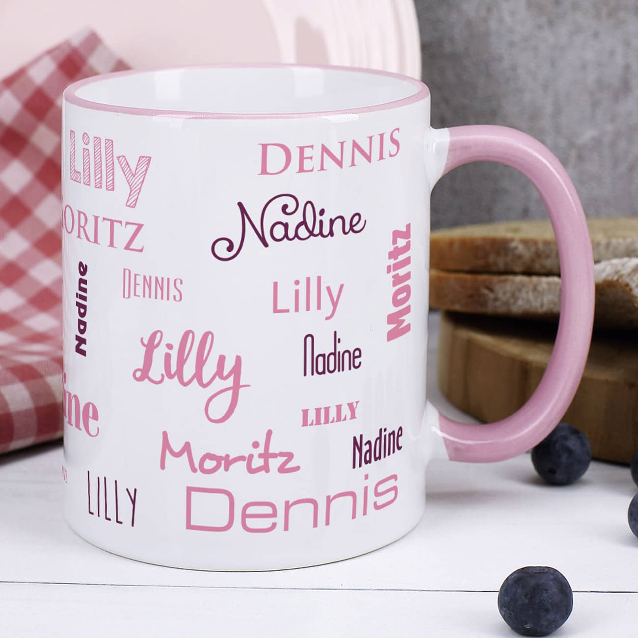 Vier Namen - Familientasse mit rosafarbenem Rand und Henkel