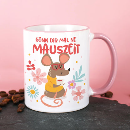 Personalisierte Tasse mit dem Motiv „Gönn dir mal ne Mauszeit“, rosafarbenem Henkel und Rand, sowie individuellem Name.