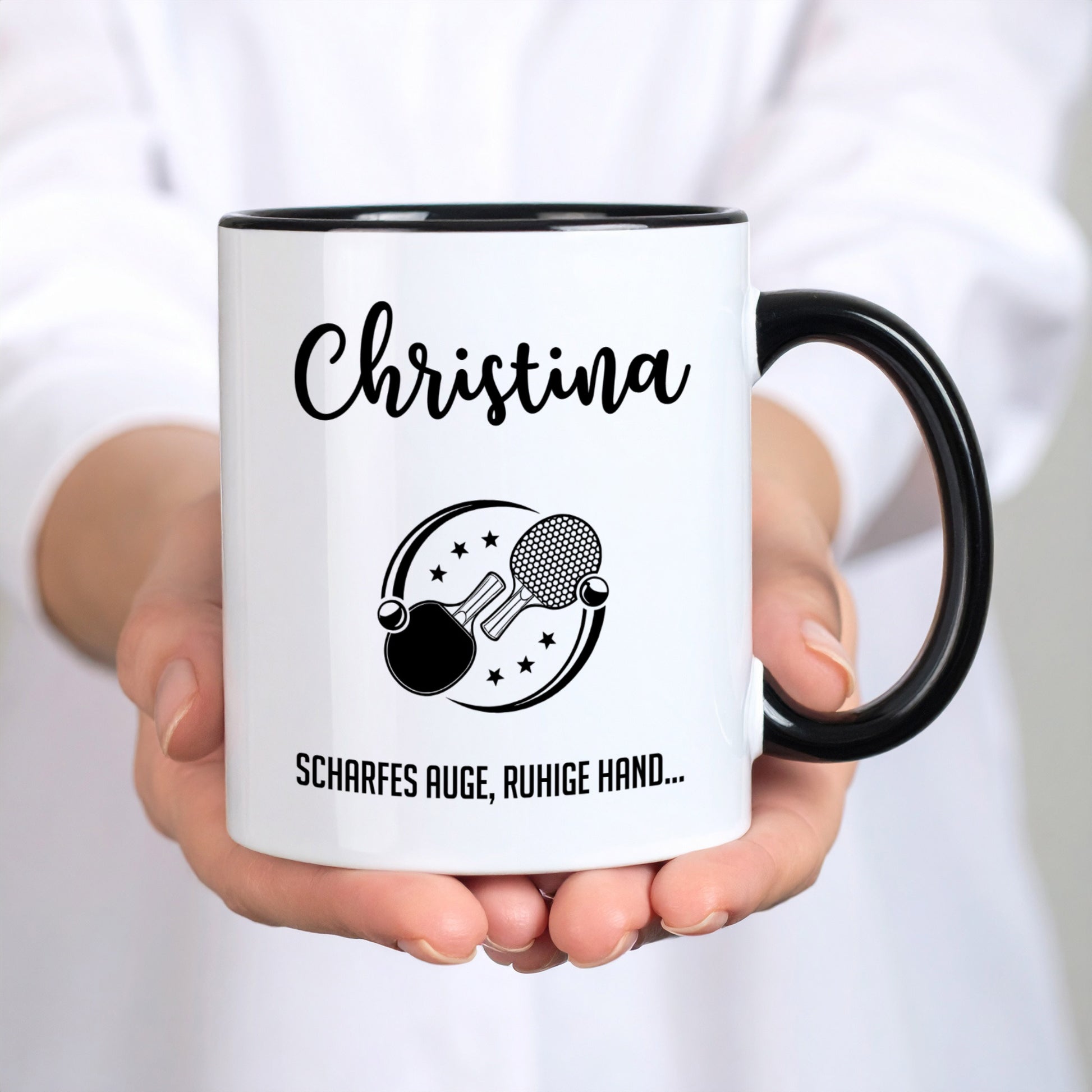 Tasse in Hand gehalten – Größenverhältnis und Motiv gut erkennbar