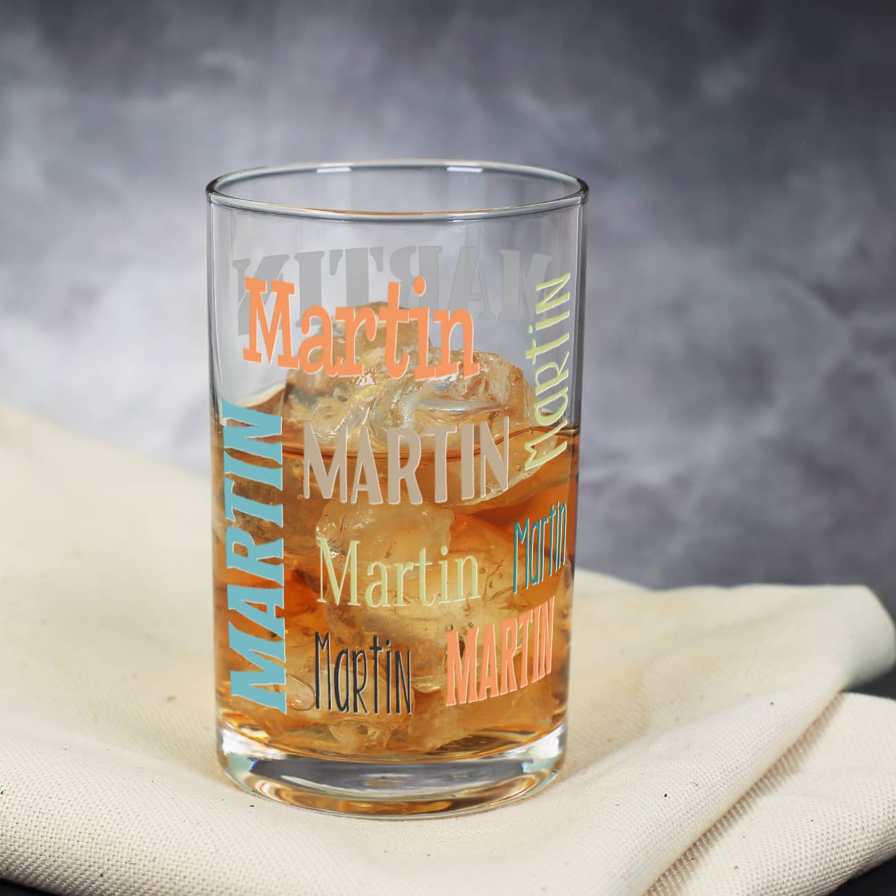 Schnapsglas umlaufend mit Ihrem Namen in verschiedenen Schriften bedruckt