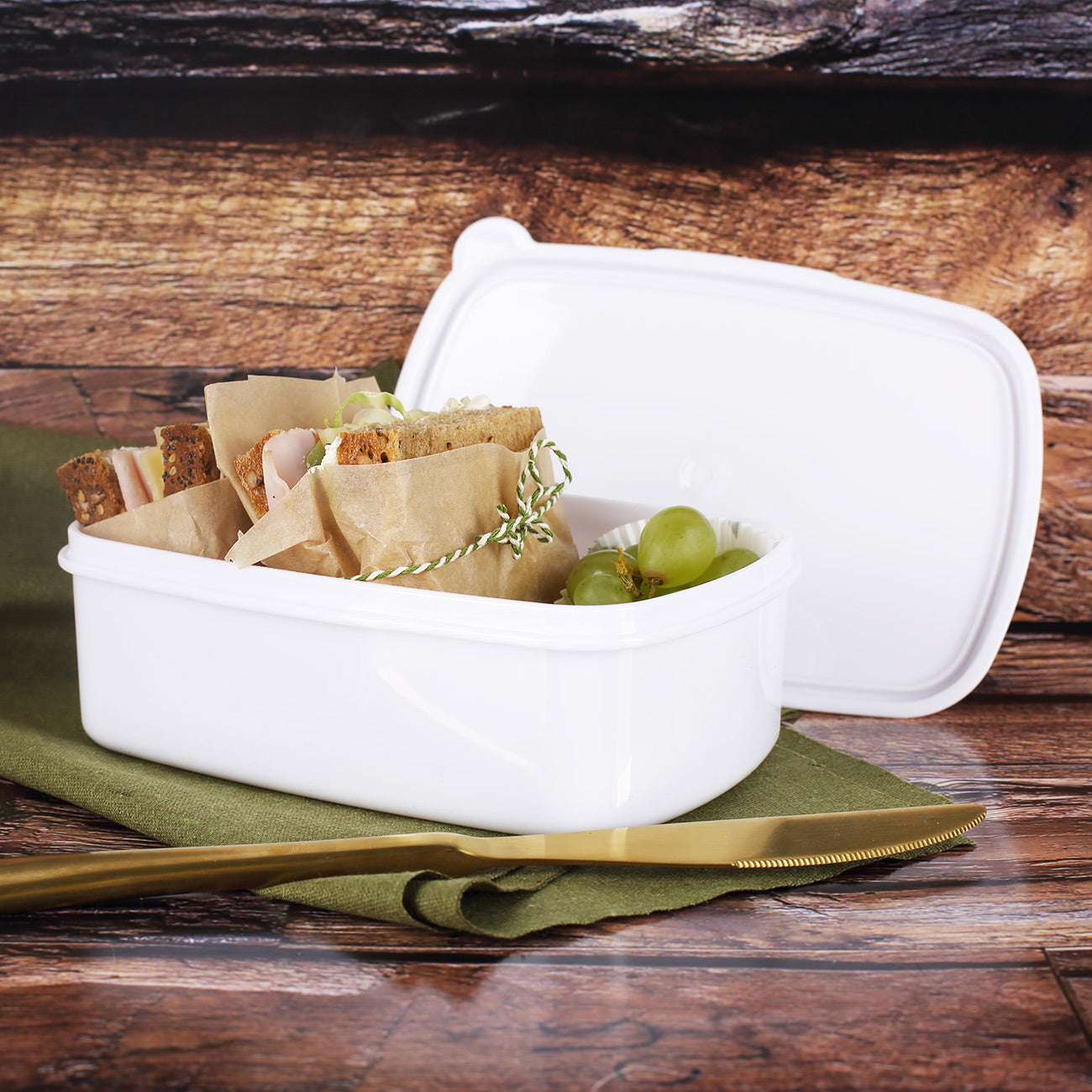 Brotdose für Kinder mit ICE-Motiv, geöffnet mit Broten und Obst