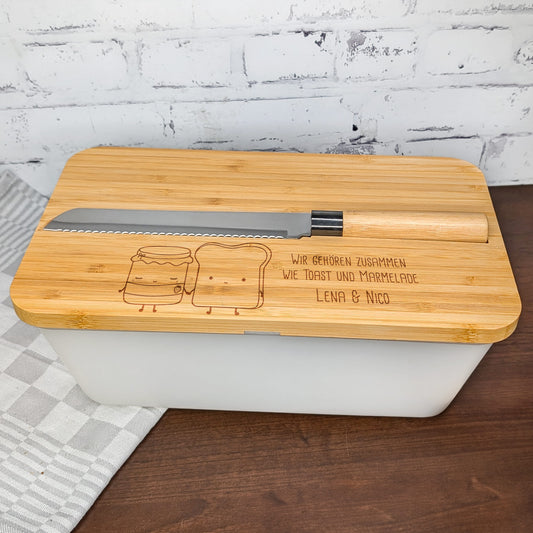 Brotkasten mit Bambusschneidebrett und Aufdruck „Wir gehören zusammen wie Toast und Marmelade“